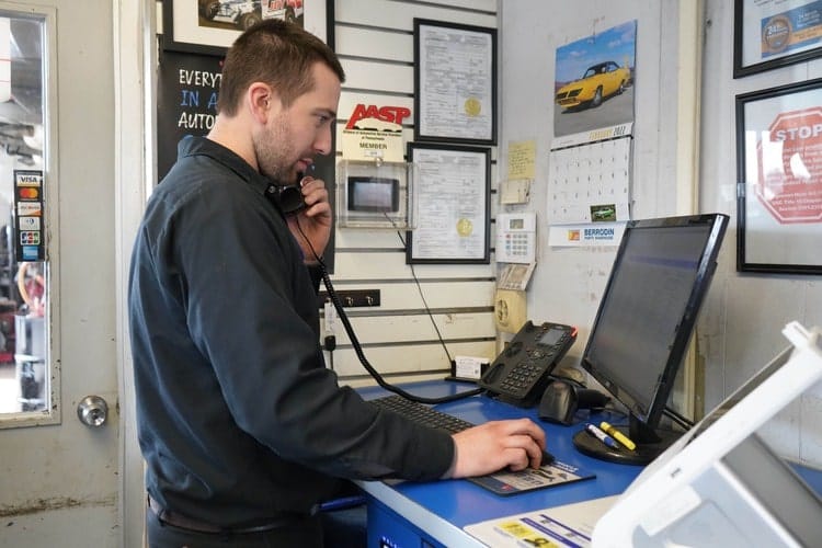 team member scheduling a west chester oil change